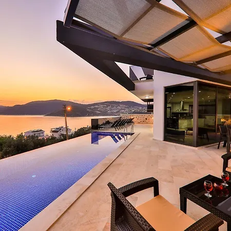 Ultra Lux Villa *