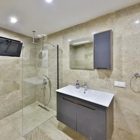Ultra Lux Villa *